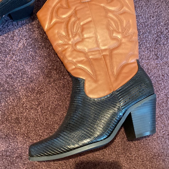 Two-tone WIDE fit Western Boot - Picture 2 of 3